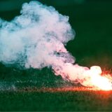 Pyrotechnik brennt auf dem Spielfeld.