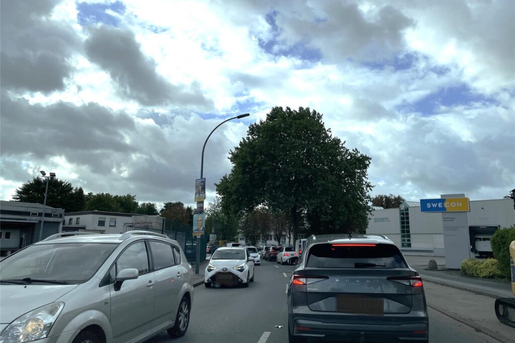 In der Germaniastraße in Dortmund-Marten stauen sich am Dienstagmorgen (16.9.) Autos vor einer Baustellenampel.