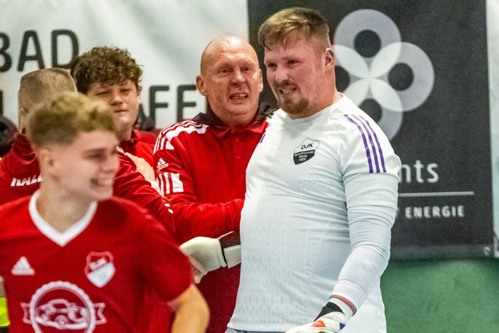 Robin Siebert freut sich bei der Hallenstadtmeisterschaft.