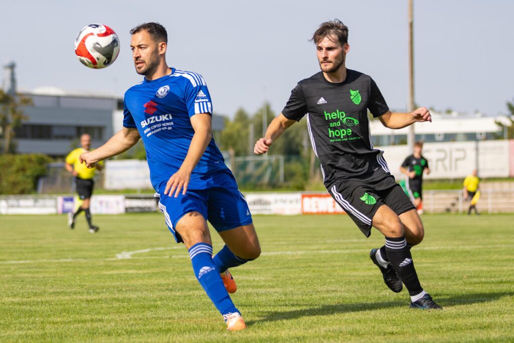 Marlon Mönig verfolgt Andreas Spais.