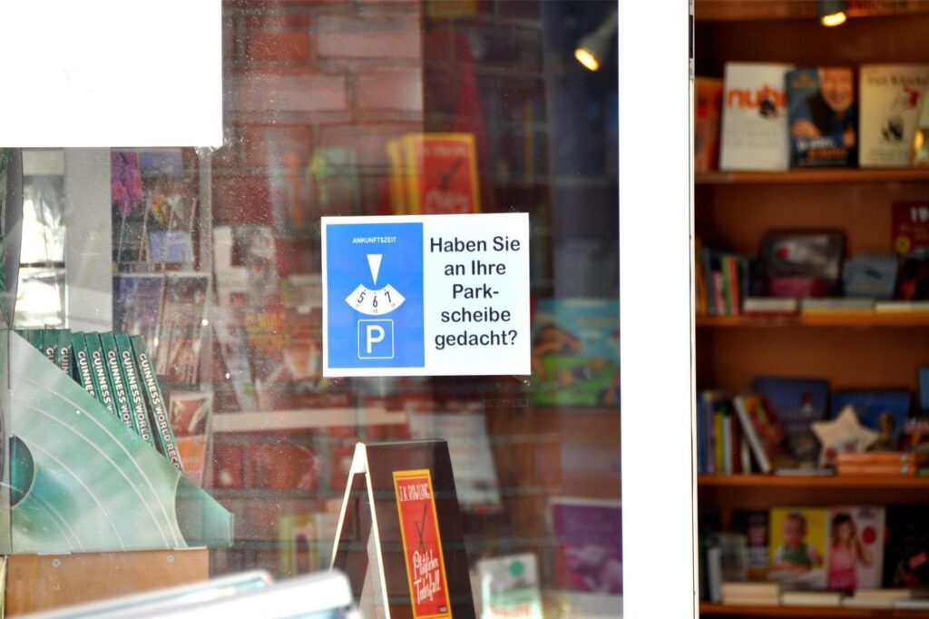 Manche Händler denken an ihre Kunden und erinnern sie daran, ihre Parkscheibe einzustellen.