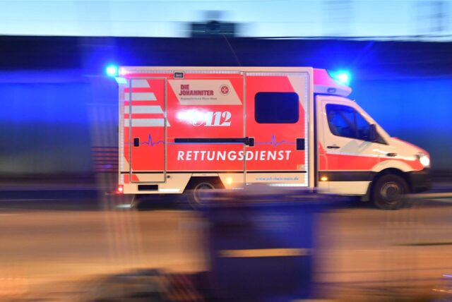 Ein Rettungswagen während eines Einsatzes in der Dämmerung (Symbolbild)