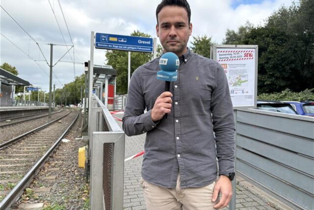 Reporter Martin Bytomski steht an der Derner Straße vor einer Stadtbahn-Haltestelle.