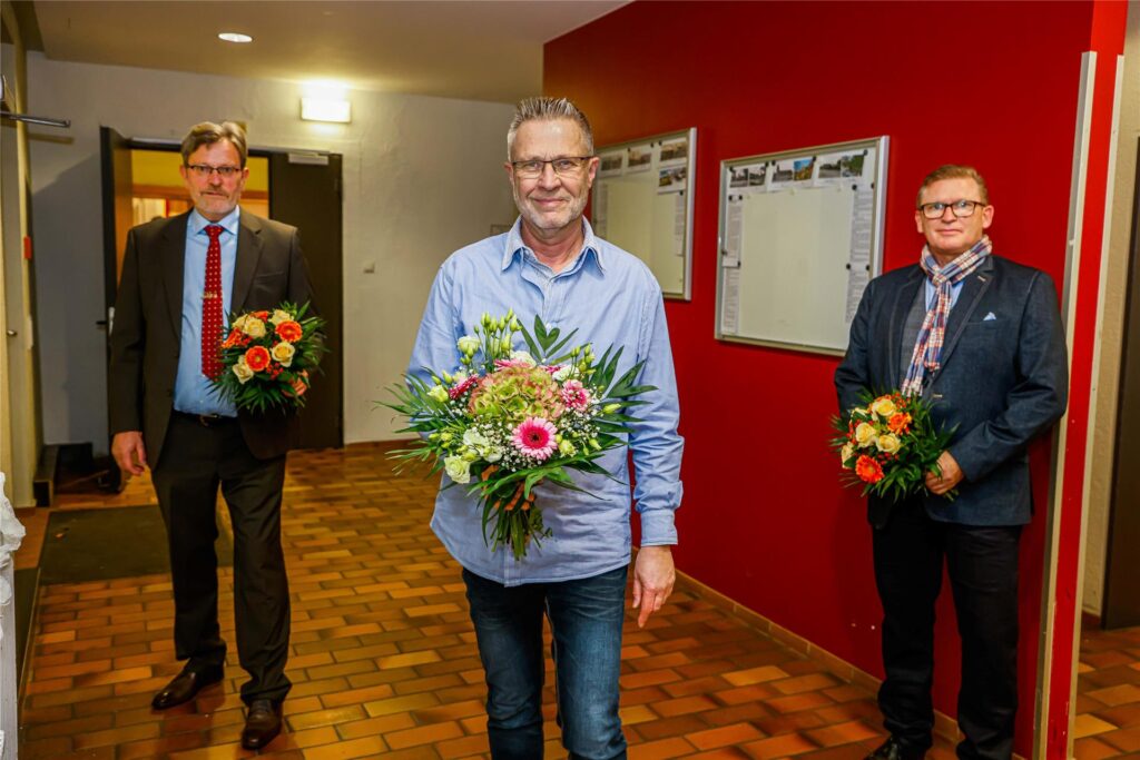 Bruno Wisbar, Axel Kunstmann und Holger Martens 2020 mit Blumensträußen auf dem Flur des Kulturzentrums Mengeder Saalbau. Bruno Wisbar, Axel Kunstmann und Holger Martens 2020 mit Blumensträußen auf dem Flur des Kulturzentrums Mengeder Saalbau.