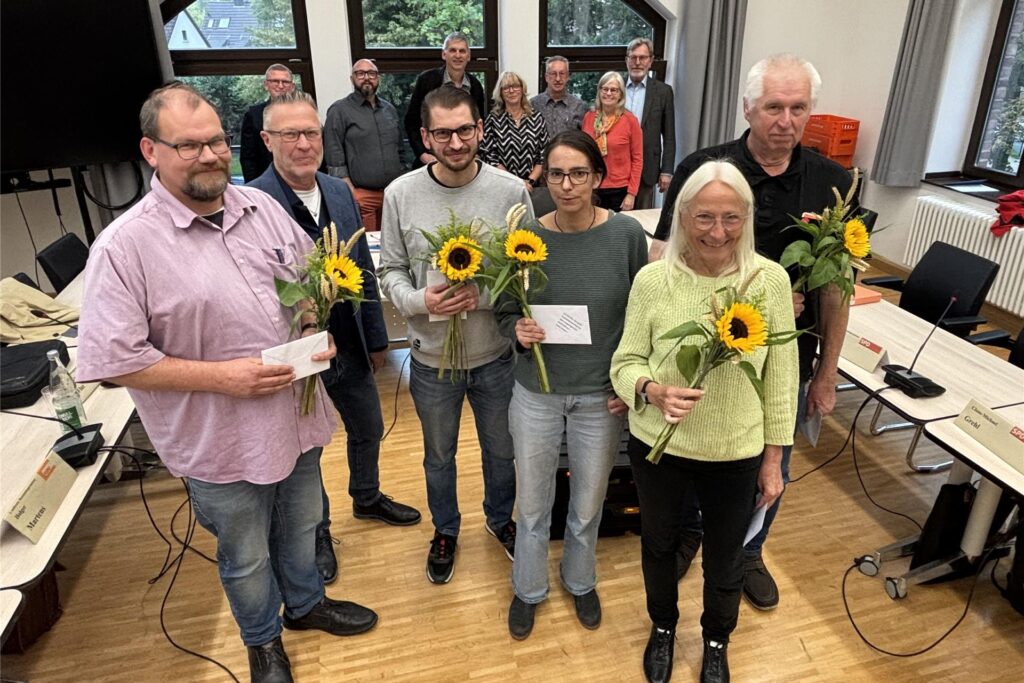 Tim Kock, Axel Kunstmann, Kevin Götz, Jenny Pätsch, Isabella Knappmann und Richard Utech mit anderen Bezirksvertretern im Hintergrund im Sitzungssaal des Mengeder Amtshauses. Tim Kock, Axel Kunstmann, Kevin Götz, Jenny Pätsch, Isabella Knappmann und Richard Utech mit anderen Bezirksvertretern im Hintergrund im Sitzungssaal des Mengeder Amtshauses.