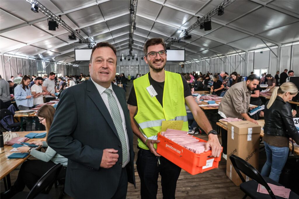 Wahlleiter Norbert Dahmen mit einem Wahlhelfer im Briefwahlzentrum am 14. September.