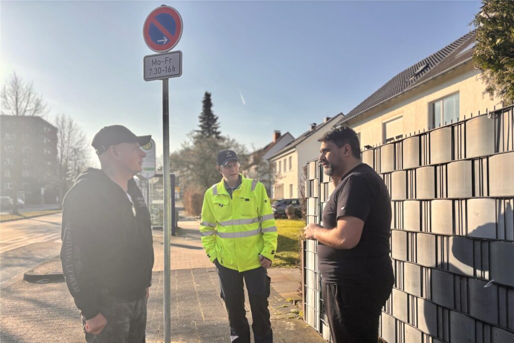 Anwohner diskutierten im März 2025 am Rande der Pallasstraße über die neuen Elternhaltestellen.