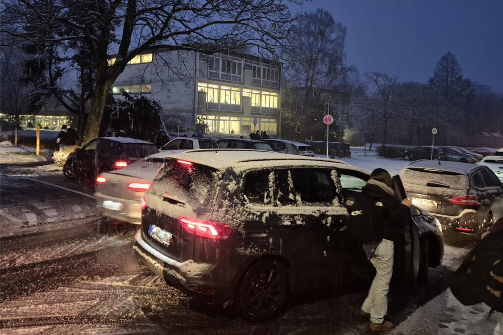 Winter 2024: Eine Schülerin wird mit dem Auto an der Lunastraße, direkt beim EBG, abgesetzt.