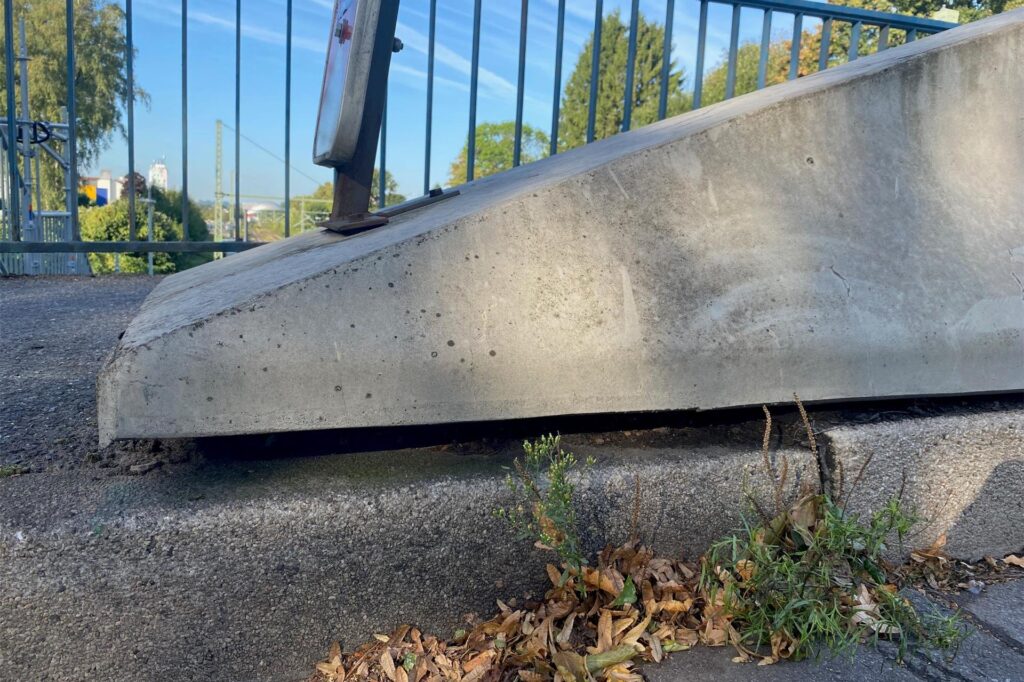 Die Beton-Spange, die die Brückenkappe an der Feldstraße in Herten absichern soll, hängt an einer Seite in der Luft.