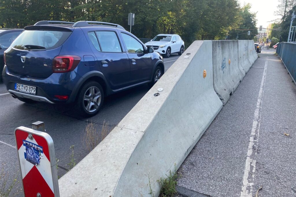 Die Feldstraßenbrücke in Herten-Mitte mit ihrer Betonwand als Absicherung.