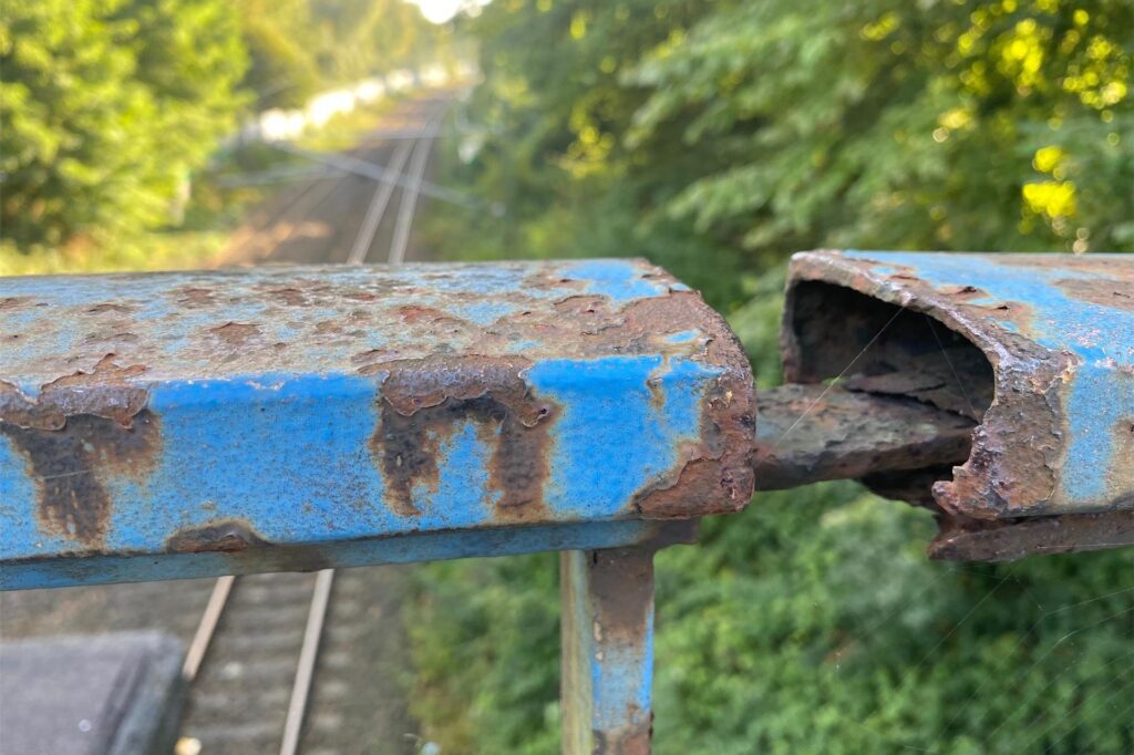 Gerissenes Brückengeländer auf der Feldstraßenbrücke Herten.