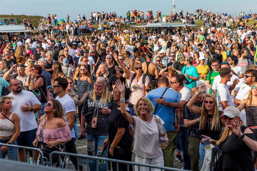 Tanzende Frauen und Männer beim SunsetPicknick 2025 in Herten.