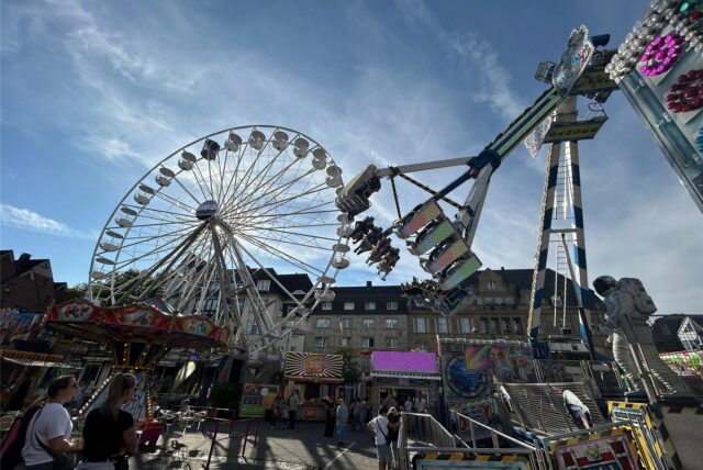 Die 541. Altstadtkirmes konnte am Freitag bei schönstem Wetter eröffnet werden.