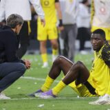 Niko Kovac spricht mit Serhou Guirassy.