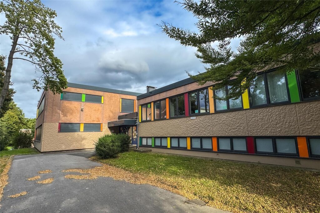 Die Grundschule Am Birkenbaum in Brechten.  Die Grundschule Am Birkenbaum in Brechten.