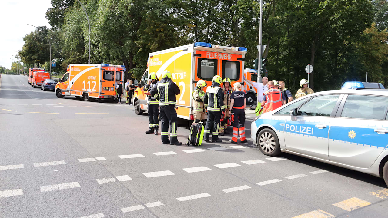 Berlin: Auto fährt in Menschengruppe – mehrere Verletzte | Regional