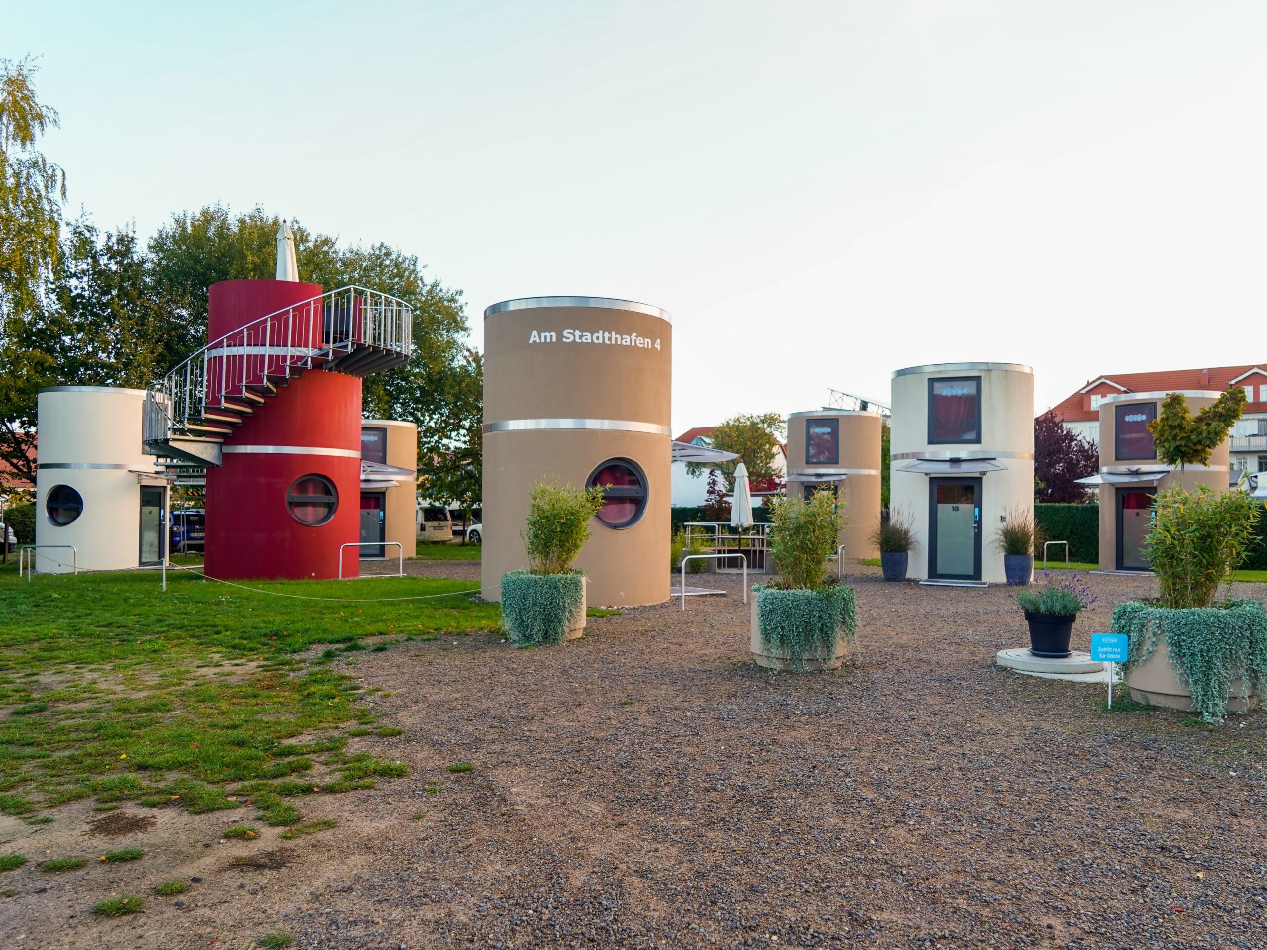 Mehrere zylindrische Tiny Houses auf einem Grundstück in Deutschland