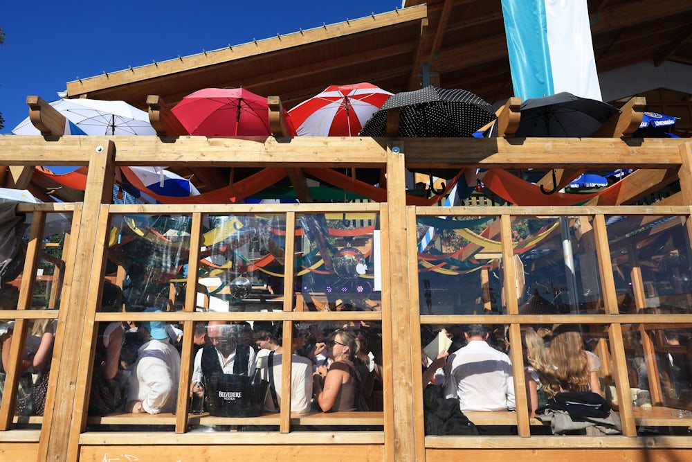 Spontan wurden Regen- zu Sonnenschirmen umfunktioniert, damit die Menschen im Freien im Schatten sitzen konnten.