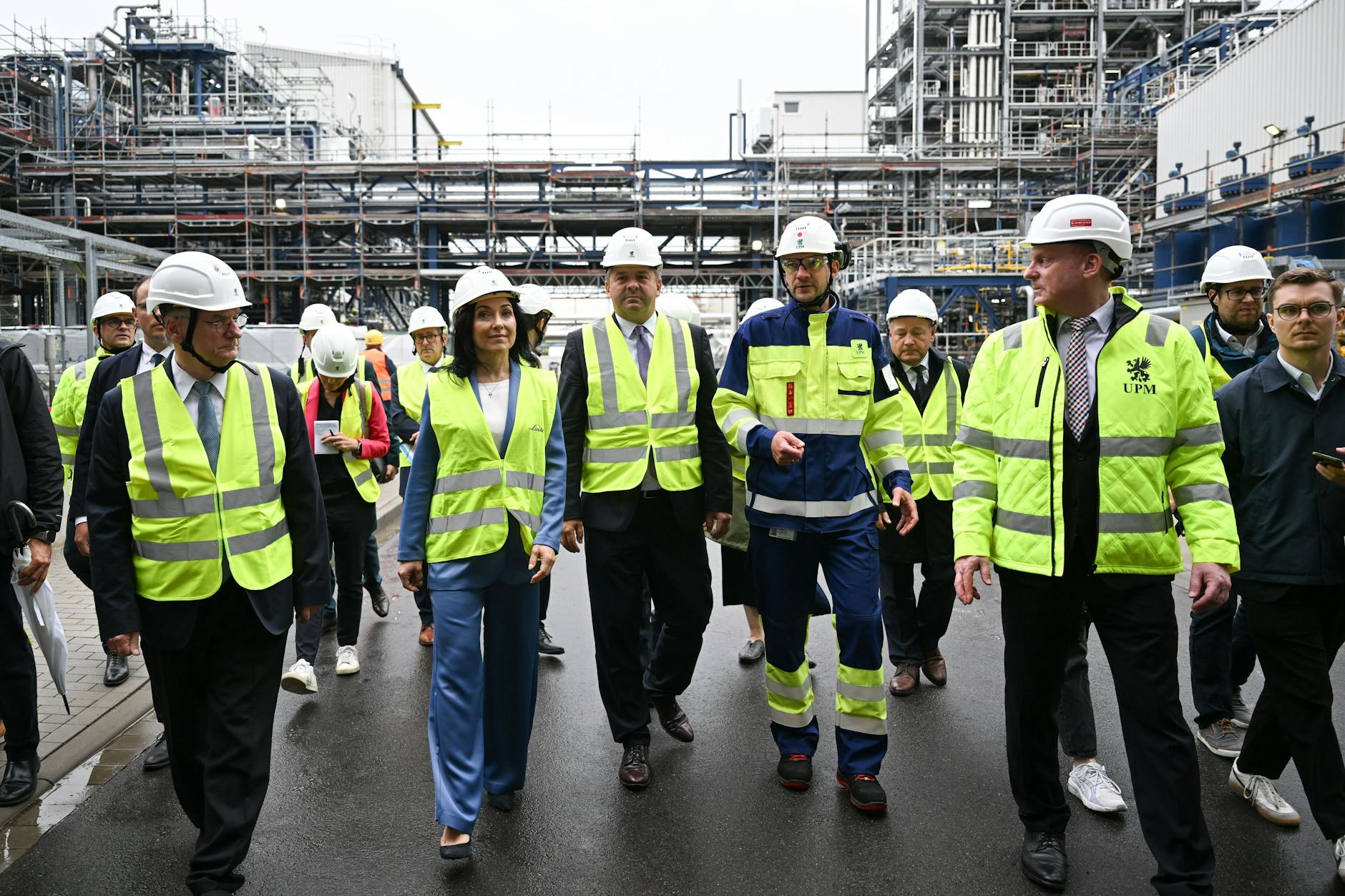 Ministerpräsident von Sachsen-Anhalt, Reiner Haseloff, und Wirtschaftsministerin Katherina Reiche (beide CDU) werden am 28. Juli 2025 durch die Bioraffinerie im Chemiepark Leuna geführt.