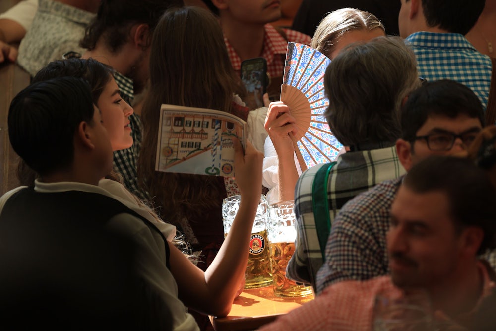 Fächer sind am ersten Wiesn-Tag das wohl gefragteste Accessoire.