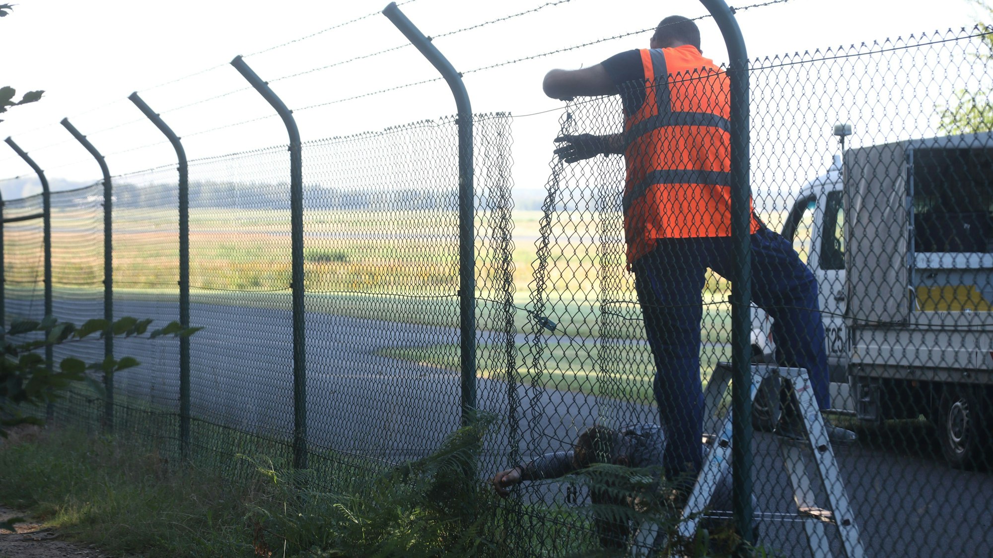 An dieser Stelle hatten Aktivisten ein Loch in den Zaun zum Flughafen geschnitten.