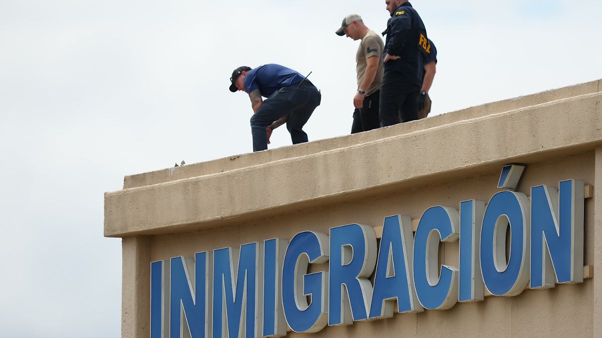 Motiv des Täters noch unklar: Trump macht "linksradikale Demokraten" für ICE-Angriff verantwortlich