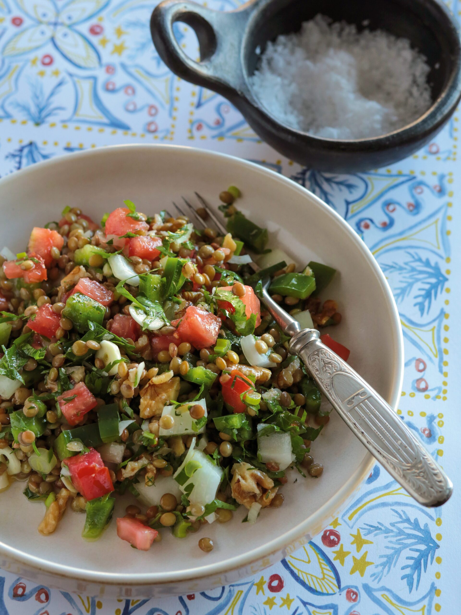 Füllt eure Salate mit Vollkornprodukten, Gemüse und Nüssen.