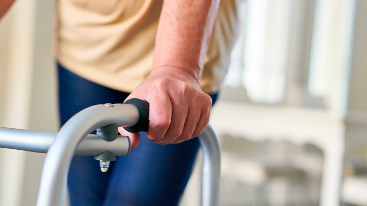 Pflege: Spar-Hammer! Regierung prüft Streichung von erstem Pflegegrad | Politik