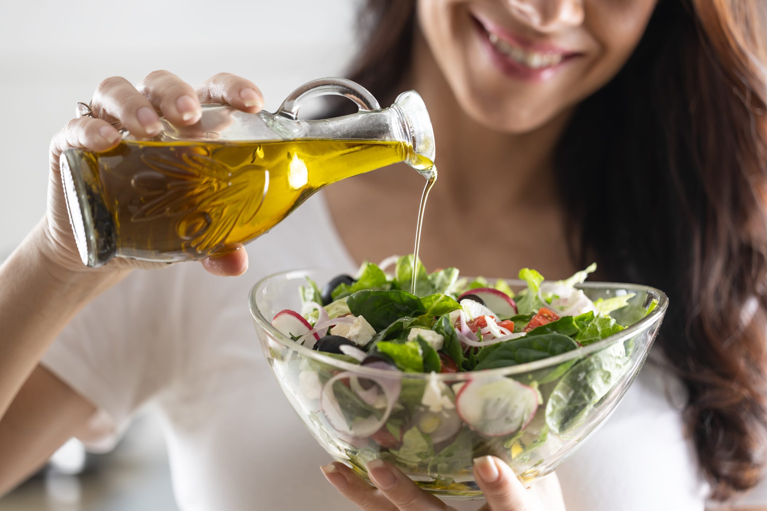 Entscheidet euch für Olivenöl statt für fertige Dressings.