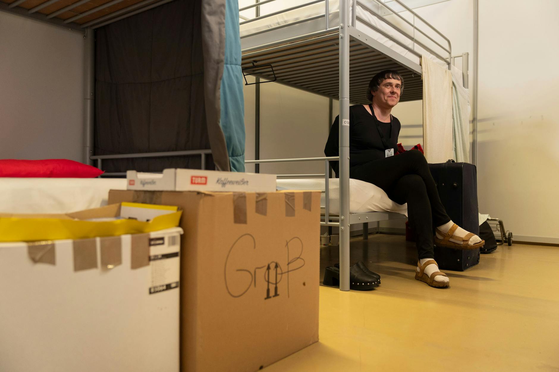 Auf gepackten Koffern: Dina Golovkov in ihrem Vier-Bett-Zimmer