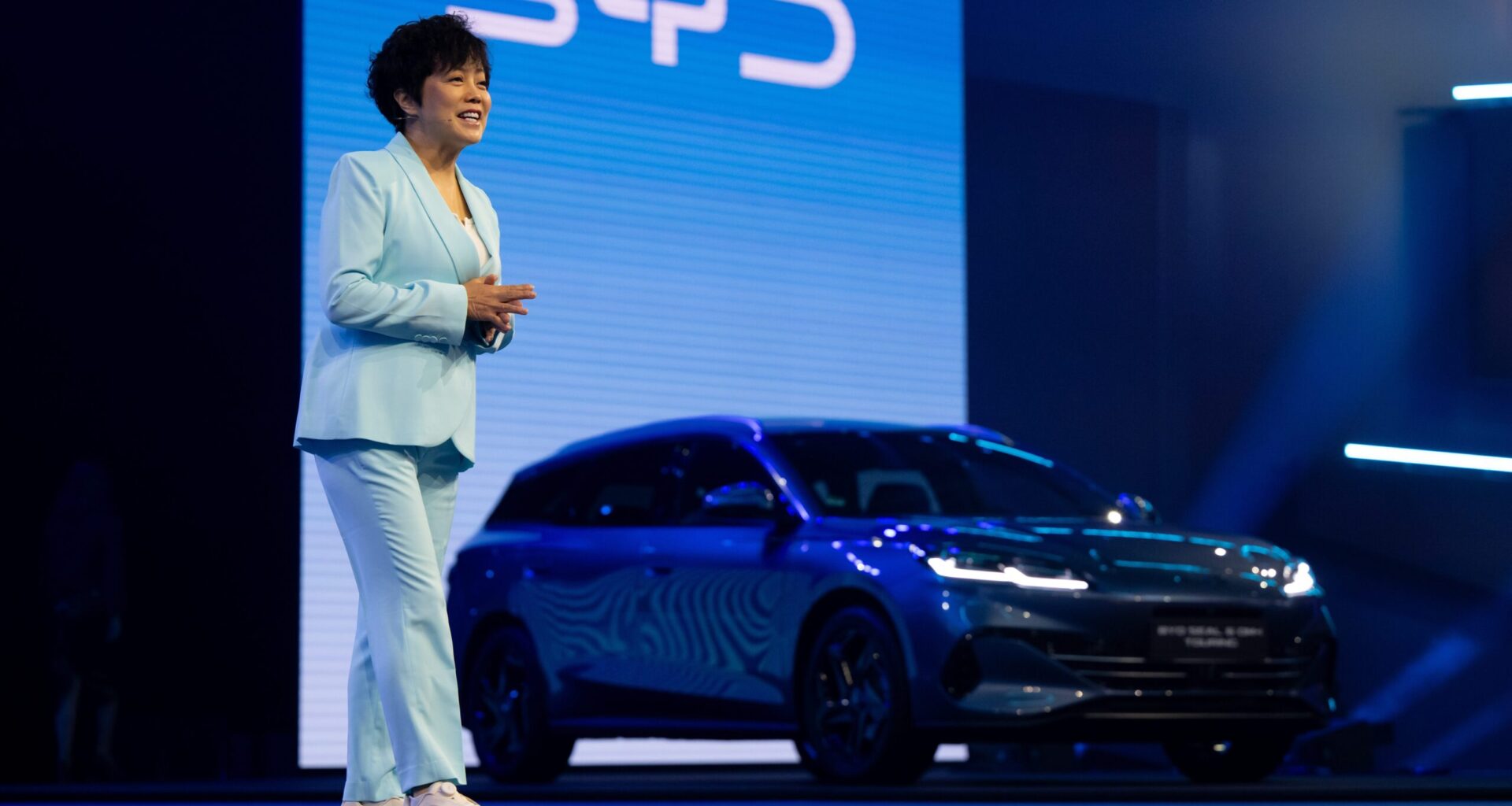 Stella Li, stellvertretende Vorstandsvorsitzende von BYD, präsentiert auf der IAA Mobility den Seal 6 Hybrid.