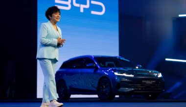 Stella Li, stellvertretende Vorstandsvorsitzende von BYD, präsentiert auf der IAA Mobility den Seal 6 Hybrid.