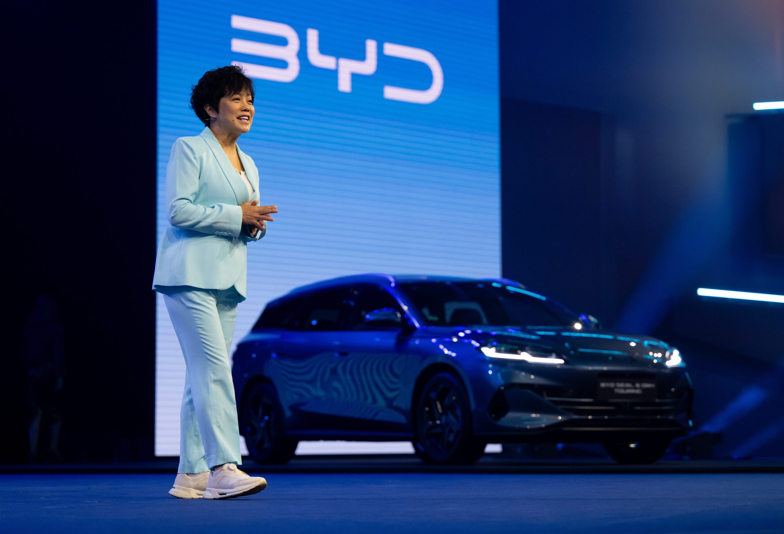 Stella Li, stellvertretende Vorstandsvorsitzende von BYD, präsentiert auf der IAA Mobility den Seal 6 Hybrid.