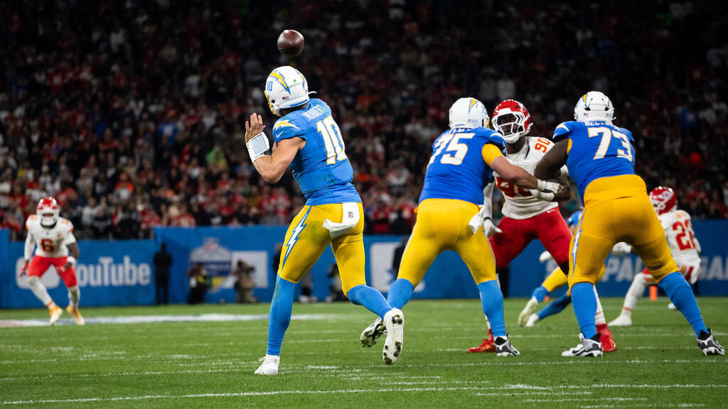 NFL: Kansas City Chiefs geschlagen! Überragender Herbert führt Chargers in Brasilien zum Sieg - sport.de
