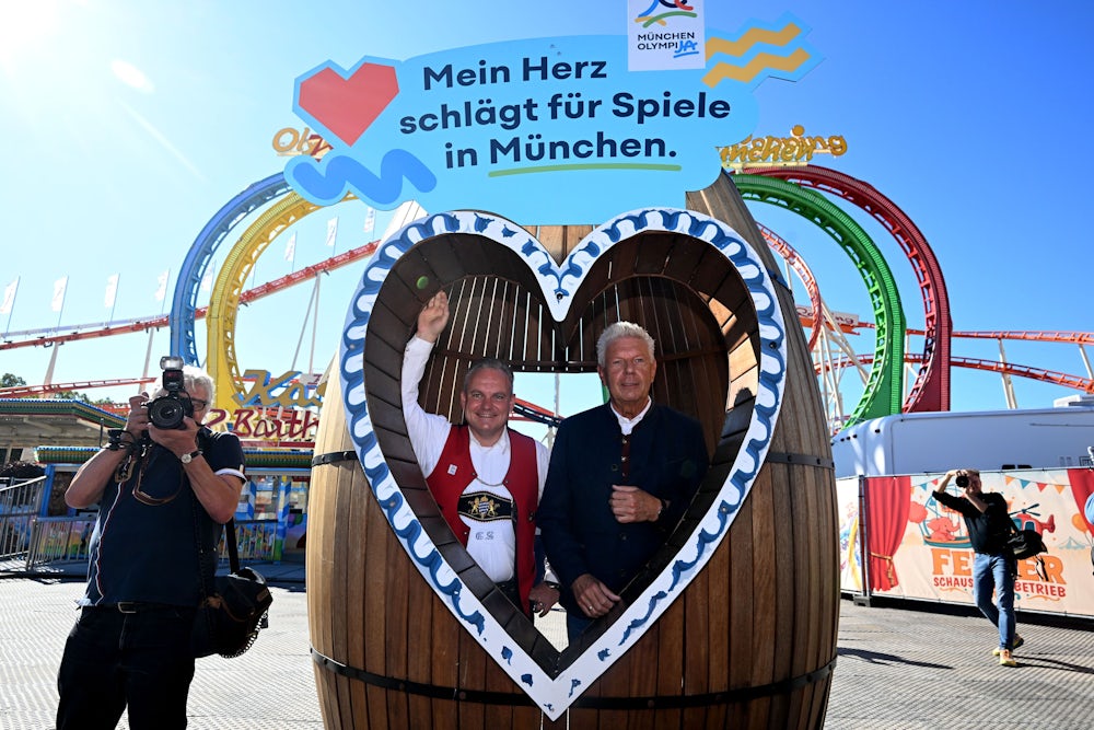 Vor dem Olympia Looping posieren  Oberbürgermeister Dieter Reiter und Wiesnchef Christian Scharpf in einem Fass.