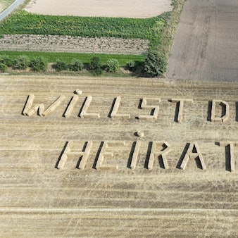 Aus 178 Strohballen wurde der Heiratsantrag auf dem Feld gebaut.