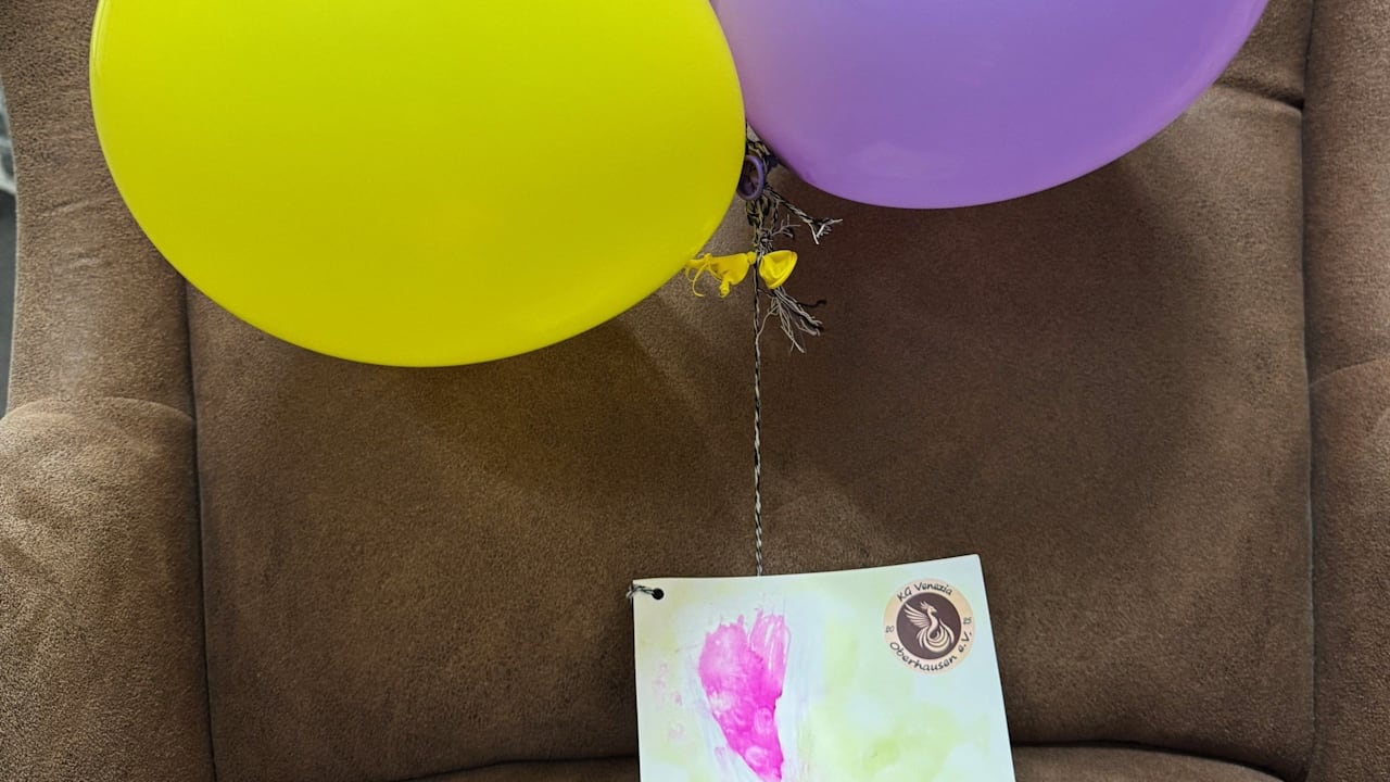 An Luftballons quer durch Deutschland: Grußkarte flog 300 Kilometer | Regional