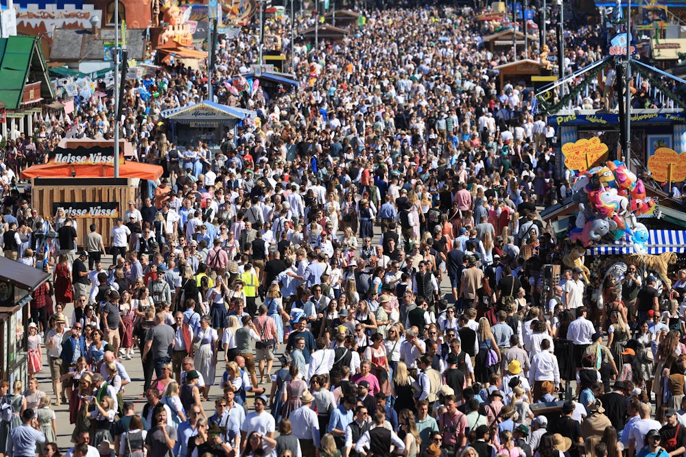 Zahlreiche Besucher gehen am ersten Tag des Oktoberfestes über das Festgelände