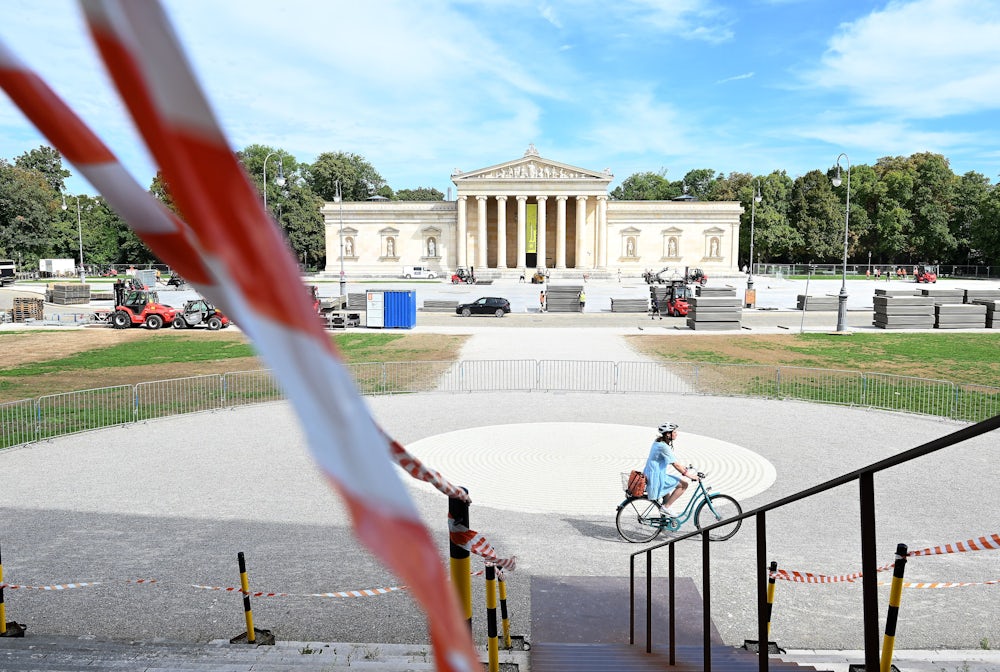 Der Königsplatz ist bereits abgesperrt, Fußgänger und Radler können ihn aber weiterhin passieren, auf der Südseite, vorbei an den Staatlichen Antikensammlungen.