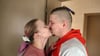 Cindy renoviert mit Ossi ihre neue Wohnung. Doch so herzlich wie auf dem Bild geht es bei der Renovierung ganz und gar nicht zu.