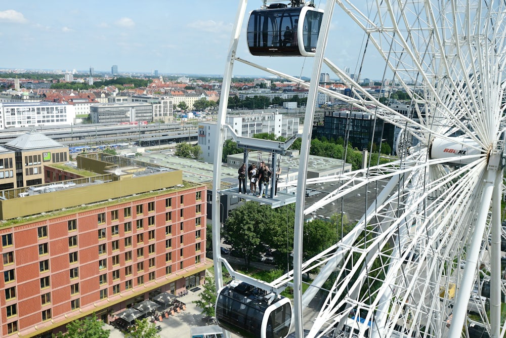 Das Umadum-Riesenrad ist das weithin sichtbare Wahrzeichen des Werksviertels.