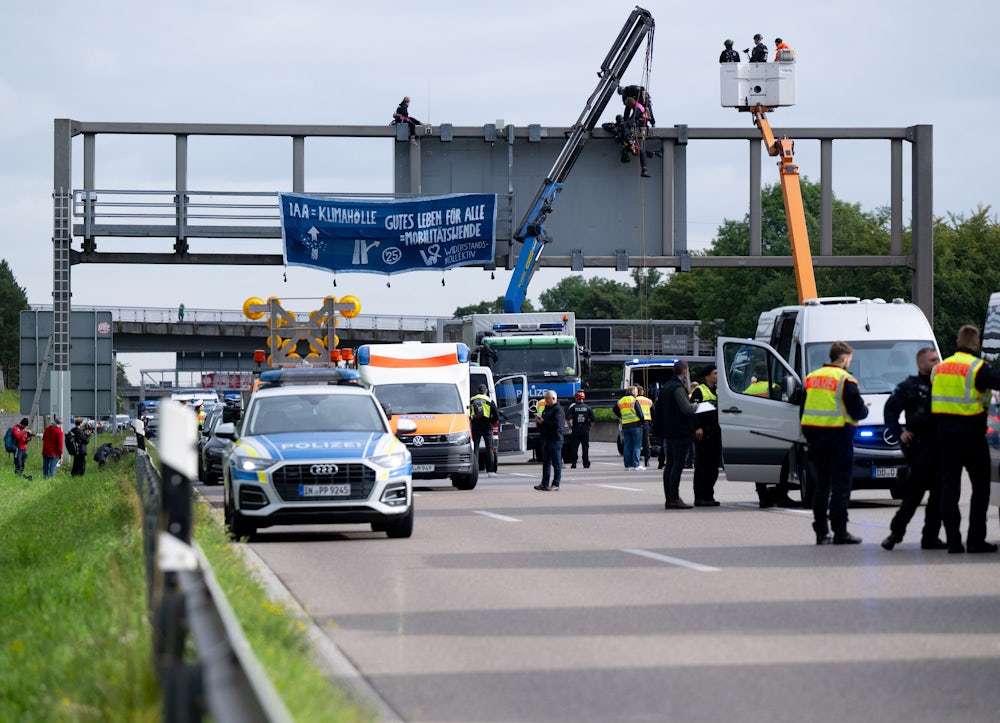 Mit einem Kran holt die Polizei Klimaaktivisten von einer Schilderbrücke auf der A9.