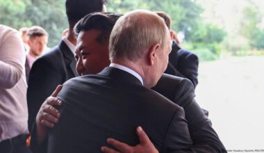 Nordkoreas Kim versichert Putin volle Unterstützung – DW – 03.09.2025