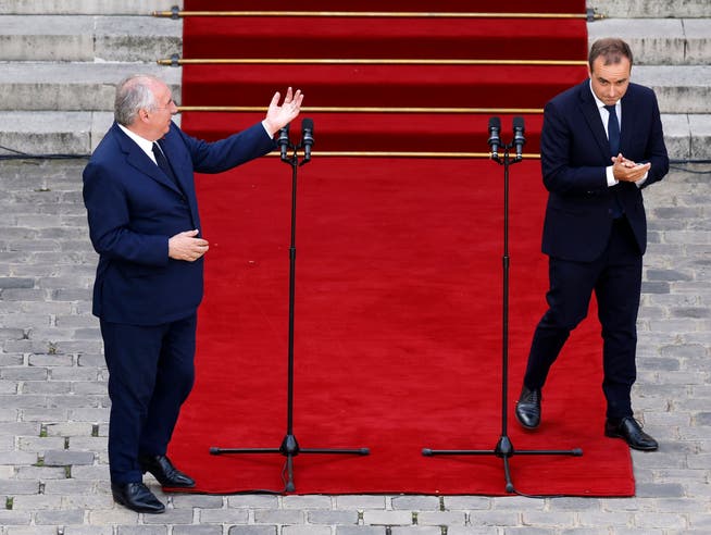 Premierminister kommen und gehen - so schnell wird in Frankreich vermutlich nicht zur Ruhe kommen. Im Bild die Amtsübergabe von François Bayrou (links) an seinen Nachfolger Sébastien Lecornu am 10. September in Paris.