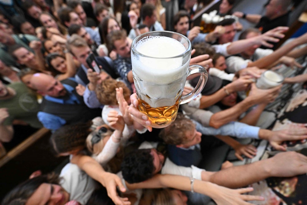 Bier gibt es traditionell um 12 Uhr, dann wollen es aber alle haben - und am liebsten sofort.