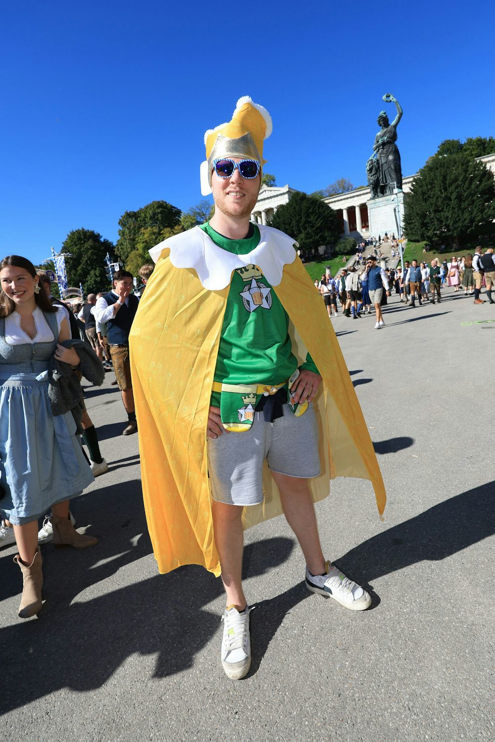 Ein Besucher aus Italien hat offenbar noch Großes vor am ersten Wiesn-Tag: Er ist als Bierkönig auf dem Gelände unterwegs.