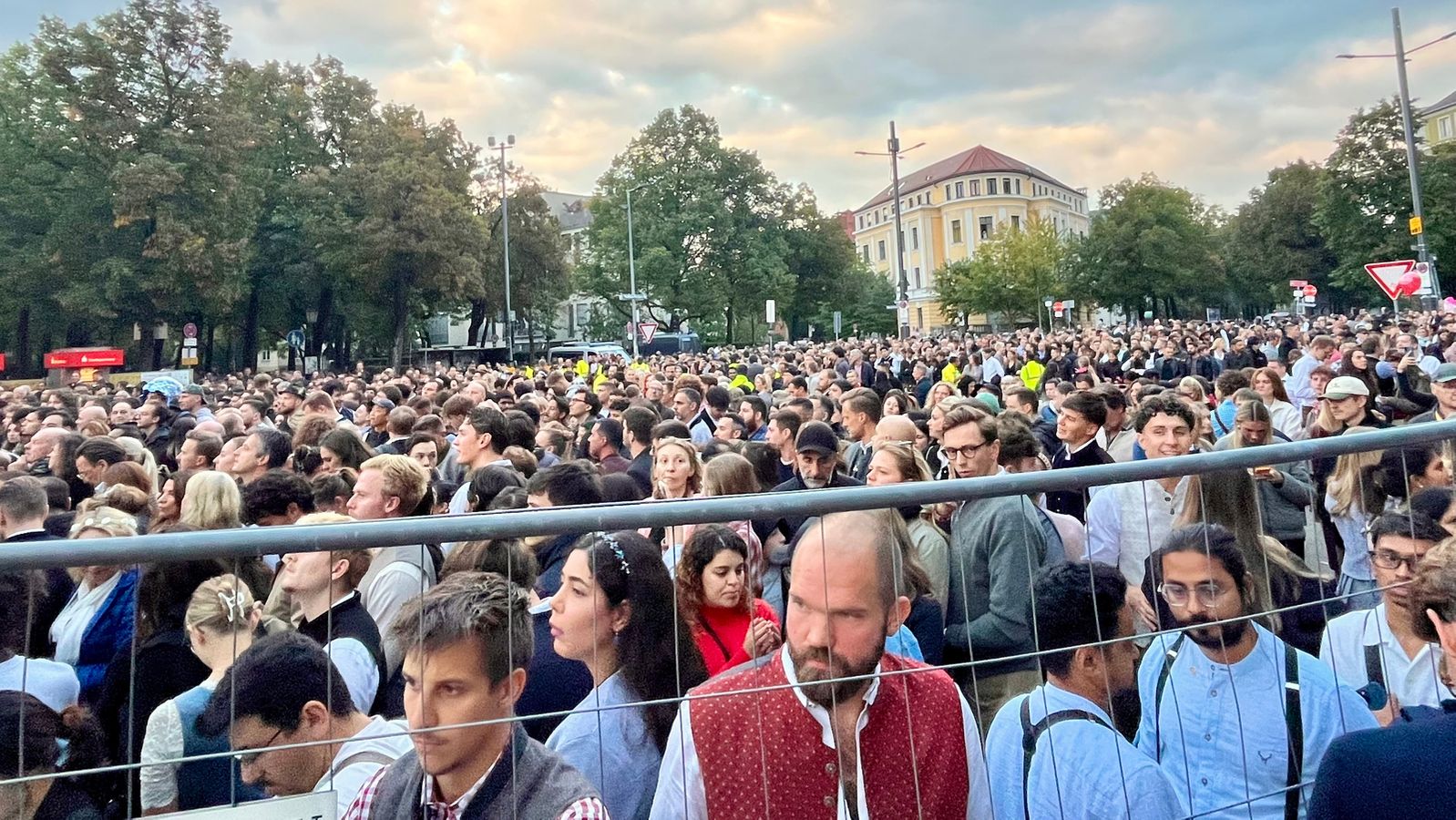 Oktoberfest: Wiesn-Gelände wegen Überfüllung geschlossen