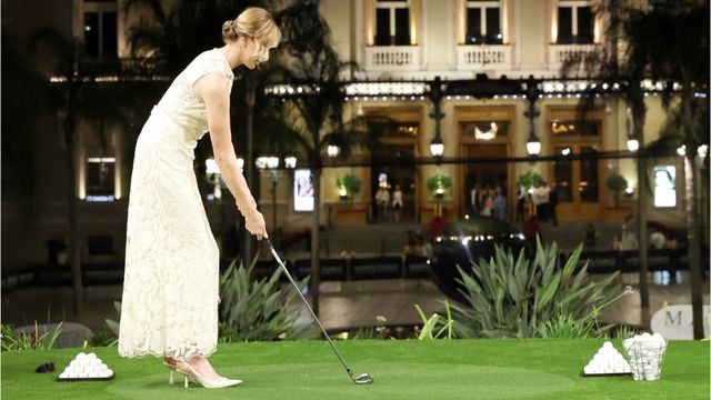 Im 2.850-Euro-Spitzenkleid schwingt Charlène von Monaco den Golfschläger