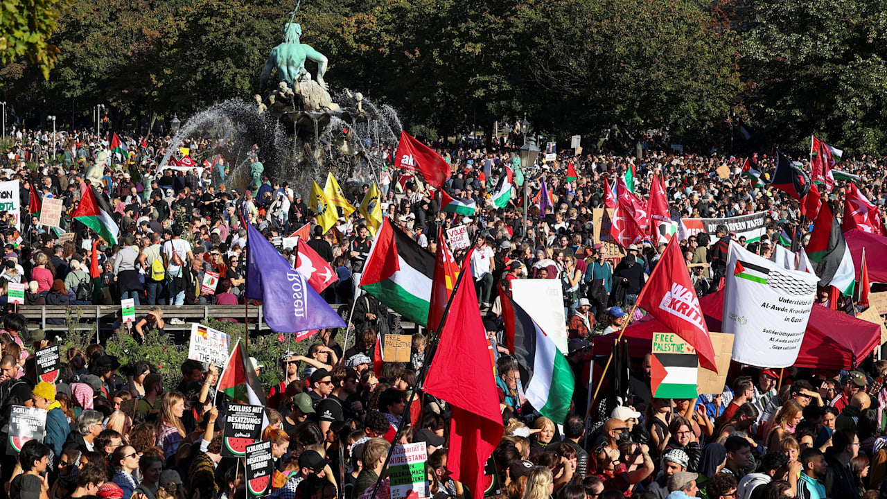 Gaza-Protest in Berlin: 60.000 Menschen auf der Straße. Polizei löst Islamisten-Demo auf | Regional