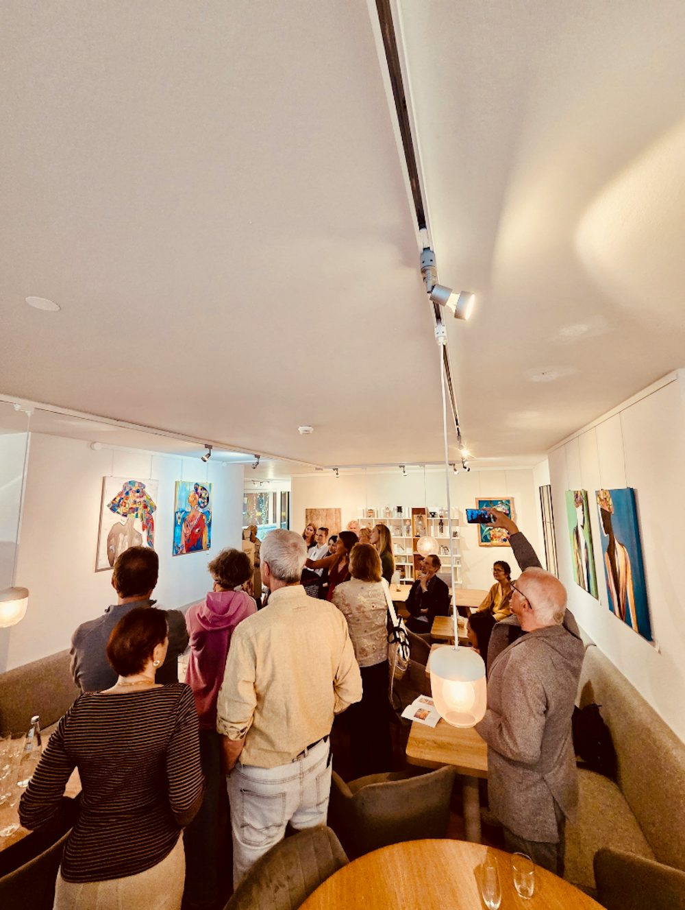 Vernissage im Story Café in München mit Bildern von Mareike Bucher, die auch im Dezember wieder dort ausstellen wird.